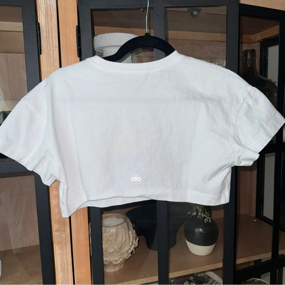 ALO Yoga Made You Look cropped tee baby top crewneck logo short sleeve white - Image 8