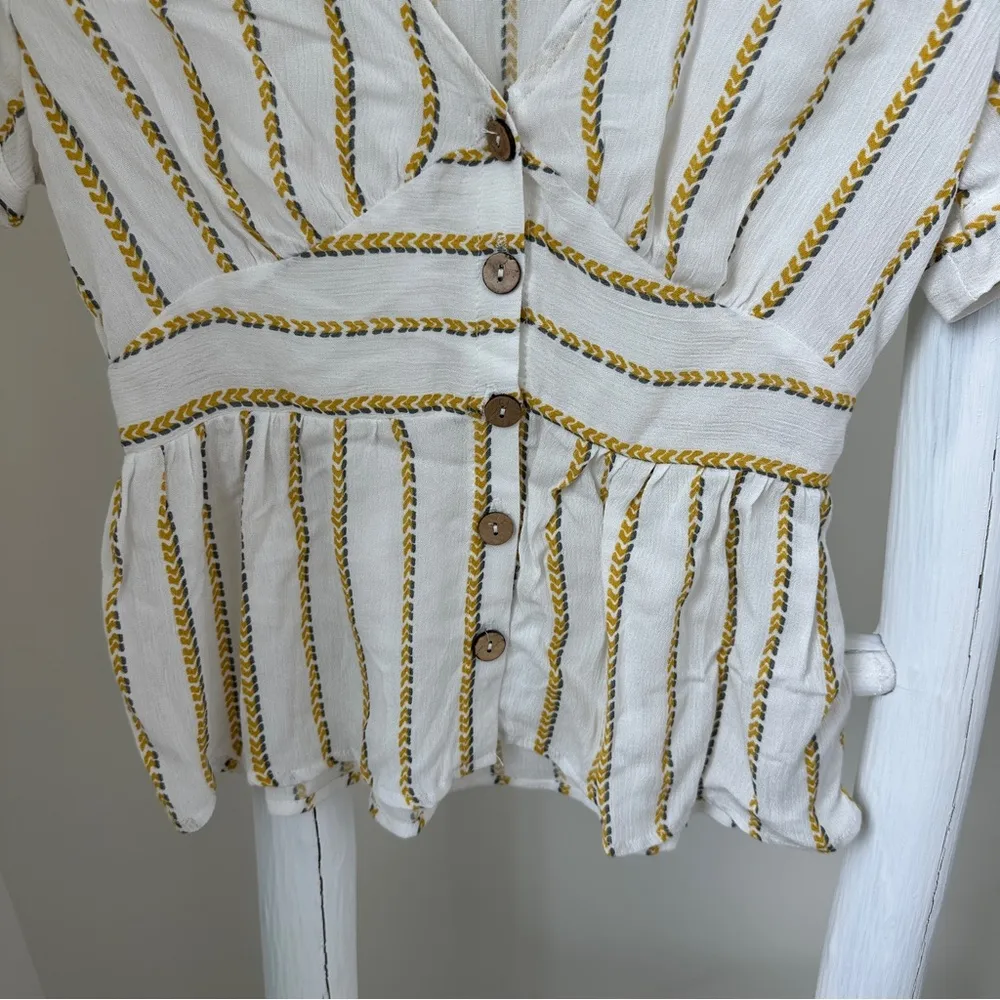 One Clothing White and Gold Button Front Peplum Blouse Size Small - Image 5