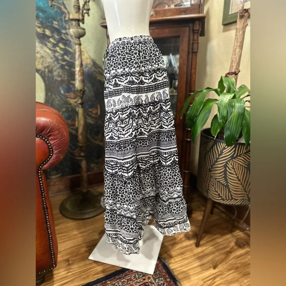 Jane Ashley Bohimian Gypsy skirt black and white lightweight - Image 2