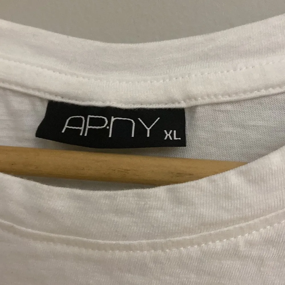 APNY womens white ruffle cap sleeve tee size XL - Image 3