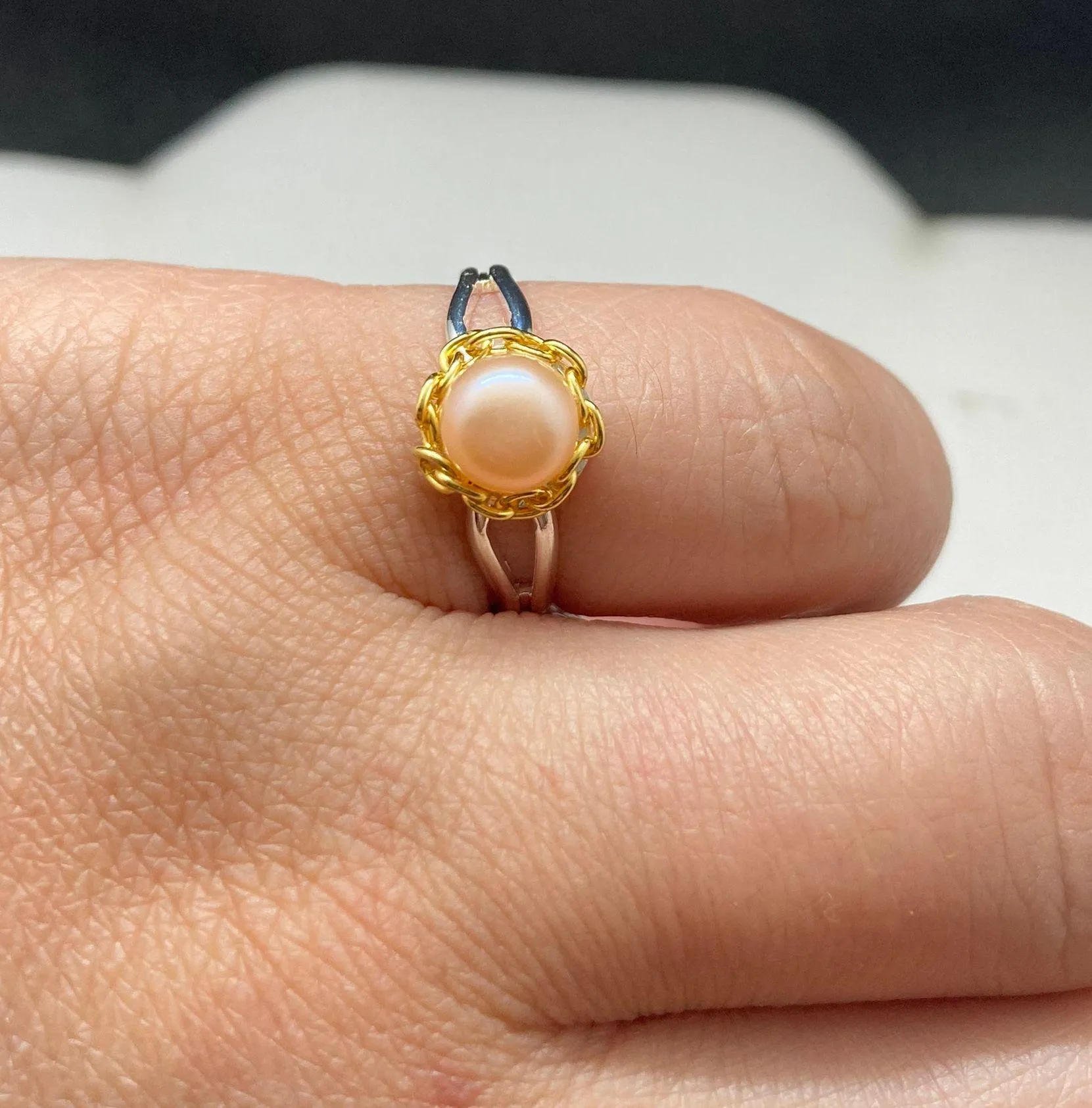 Cream pearl bead ring with gold chain - size 6 - Image 3