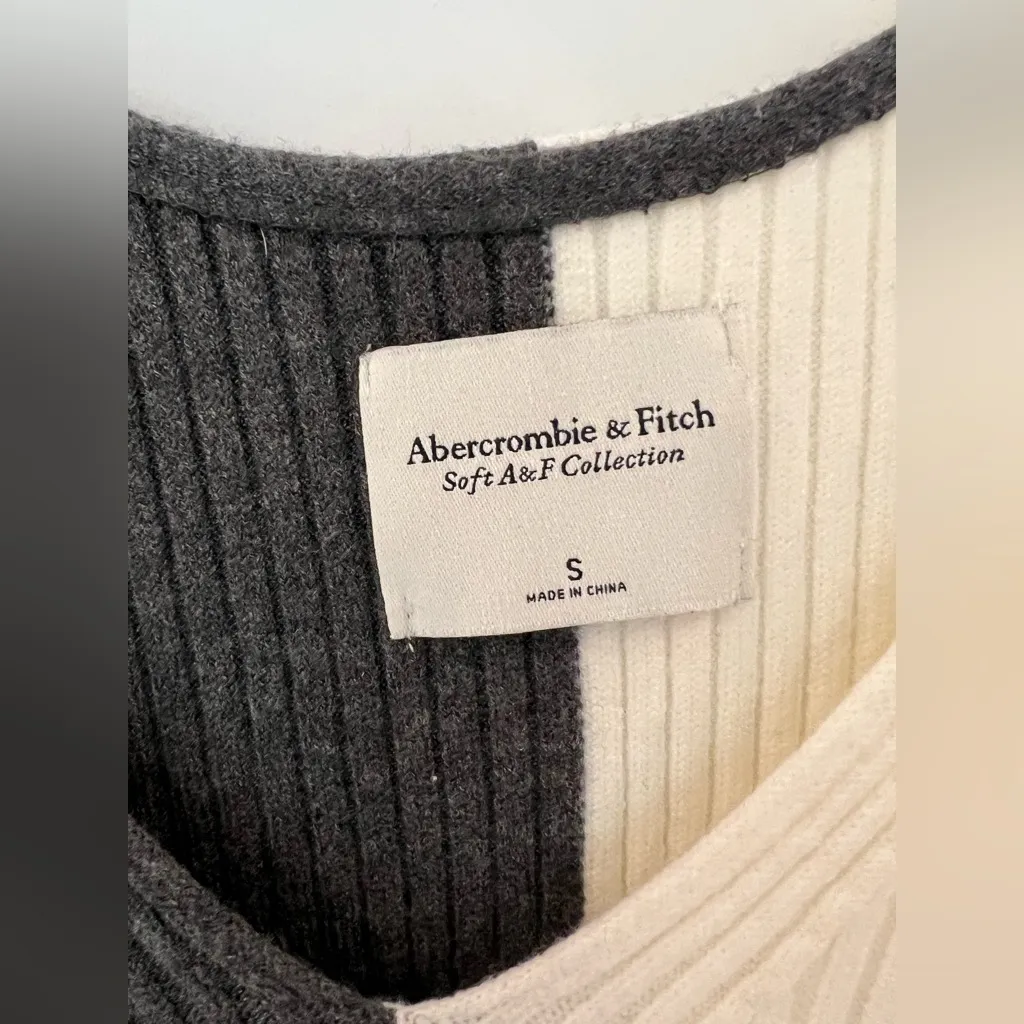 Abercrombie & Fitch Black and Cream V-Neck Sweater - Image 3