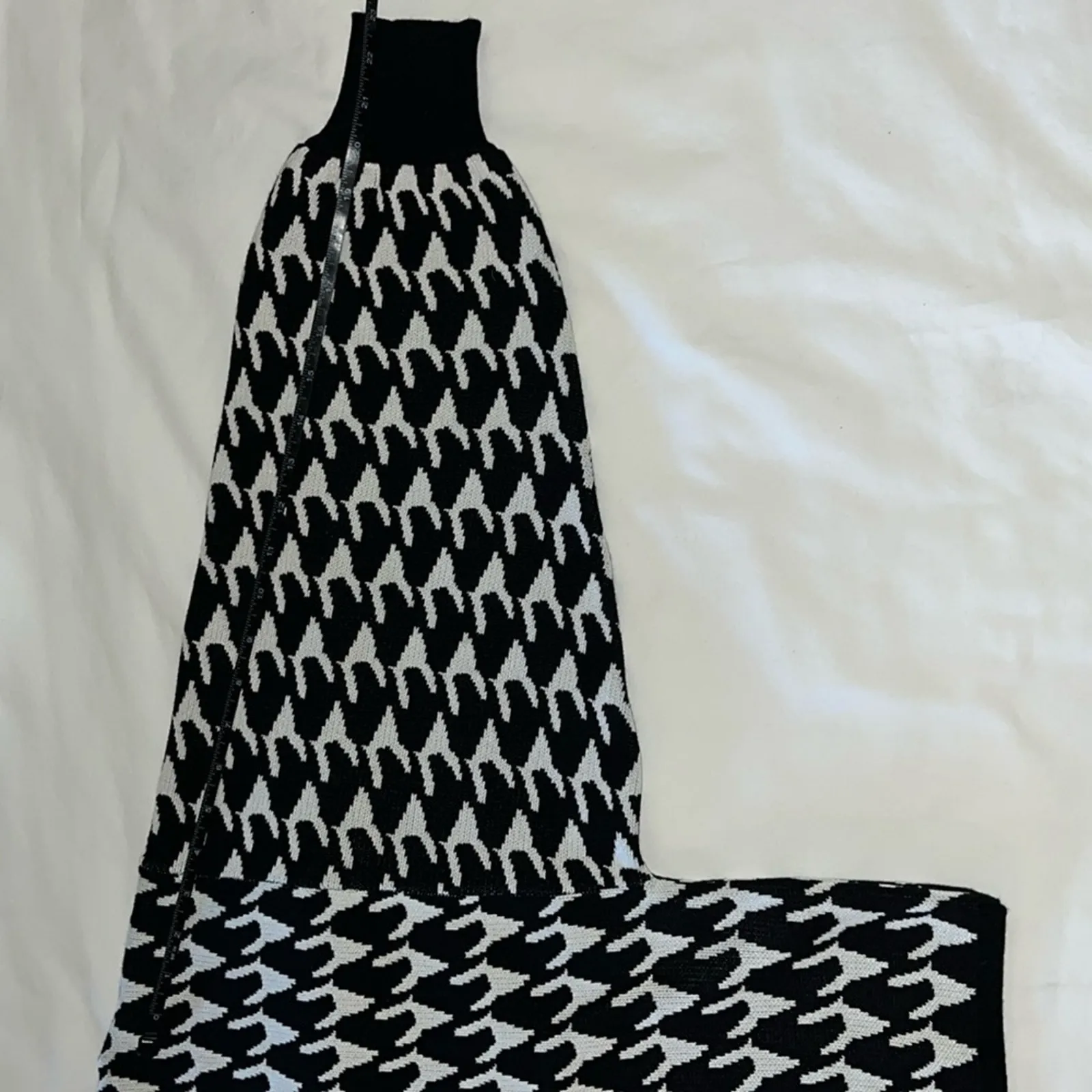 Apricot Batwing Sleeve Black And White Sweater Women’s Size Small EUC - Image 4