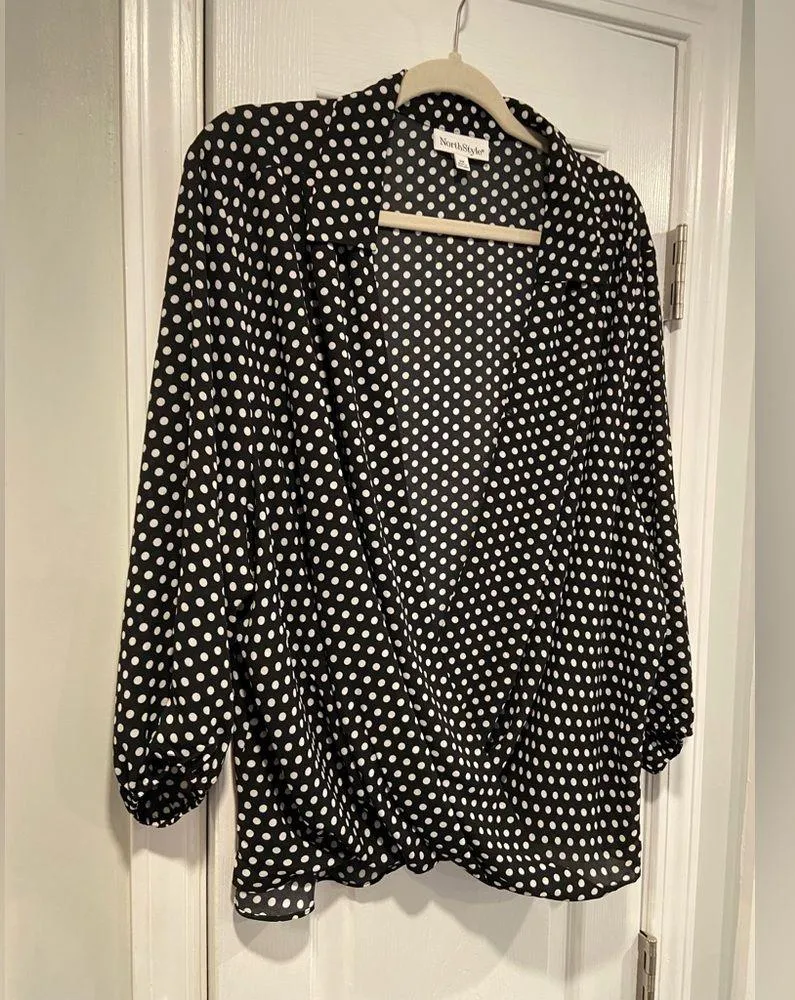 NWOT NorthStyle Size 2X Black Cream Polka Dot 3/4 Sleeve Flowy Wrap Front Blouse - Image 6