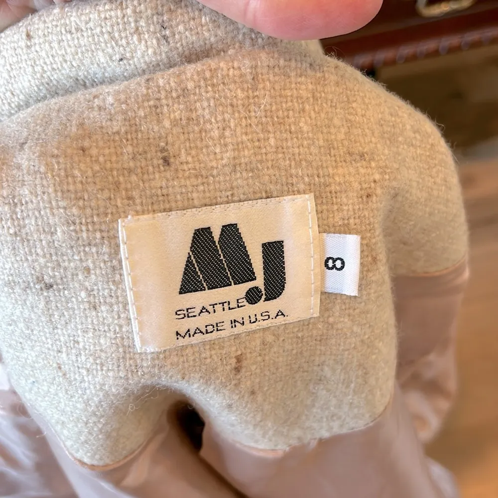 Vintage Women's Long Speckled Beige Coat Size 8 - Image 9