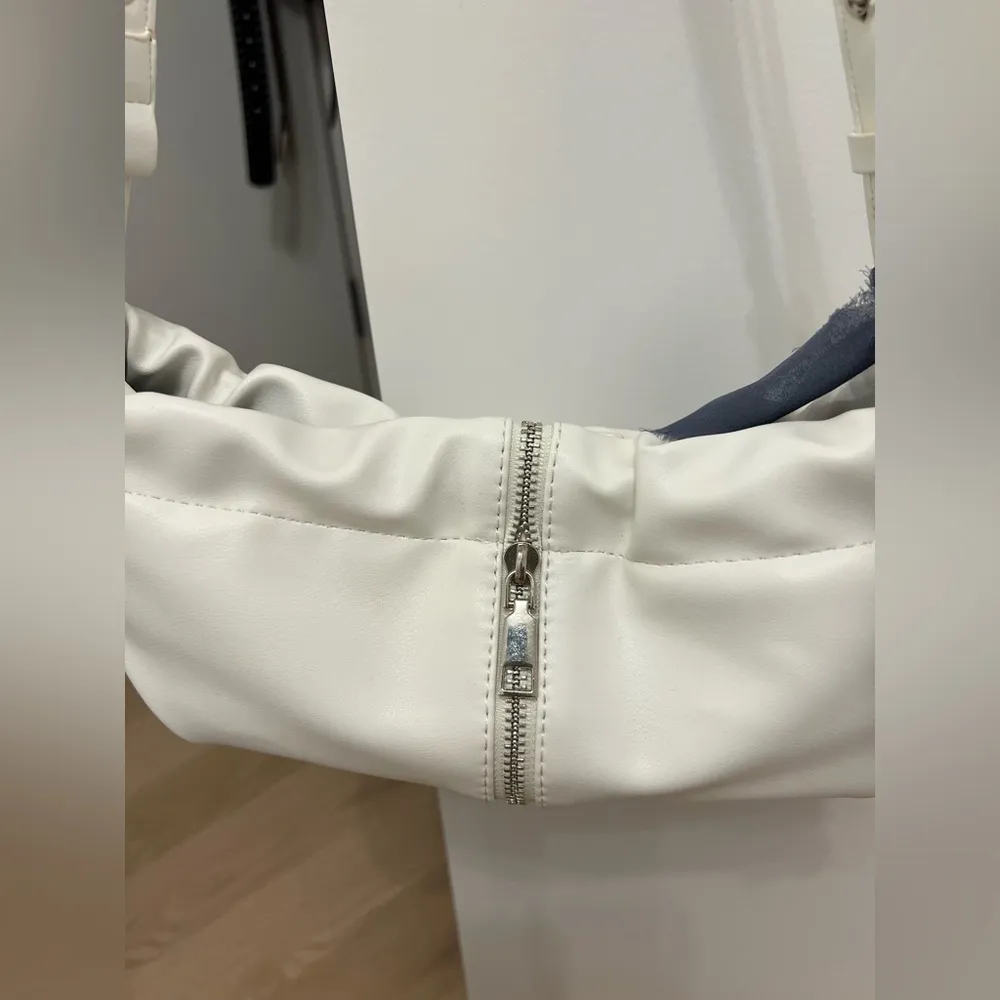 Revolve White Zipper Bag - Image 2