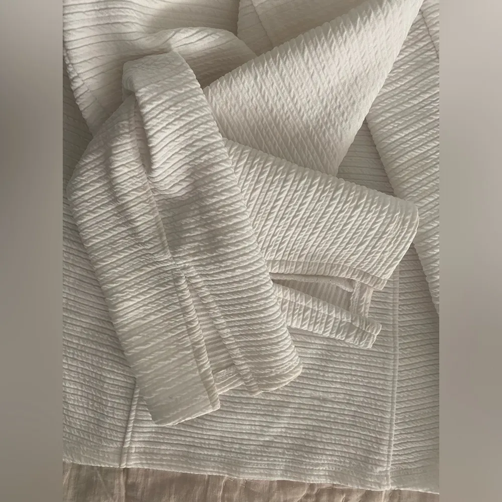 BISOU BISOU Cold Shoulder Sleeve Open Front Jacket Textured White Knit Size M - Image 11