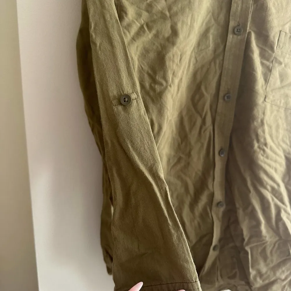 Alice + Olivia Base Olive Green Button Down Shirt Size Medium - Image 3