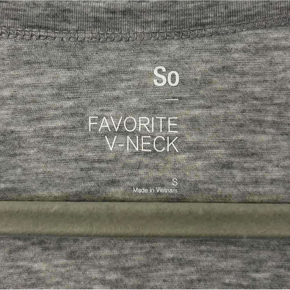 NEW Light Gray Marble Design V-Neck Design Top Shirt Women’s Size Small Casual! - Image 3