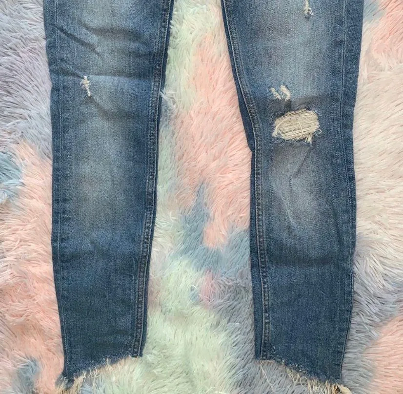 Light Wash Distressed Jeans - Image 5