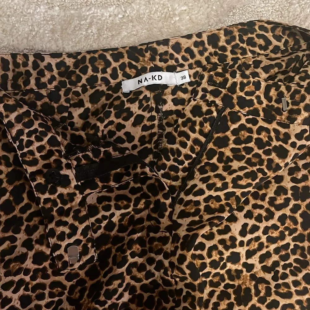 NA-KD revolve leopard print pant pockets 38 lightweight US size 8 - Image 4