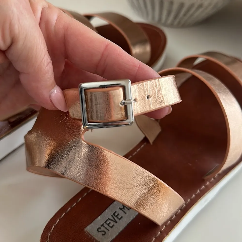 Steve Madden Marky Wedge Sandal •• Rose Gold Metallic - Image 6