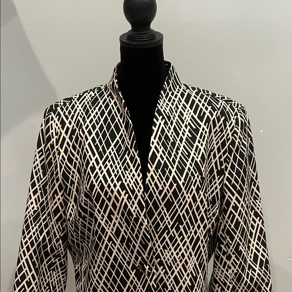Women's Black and White Patterned Jacket vintage looks like new large - Image 2