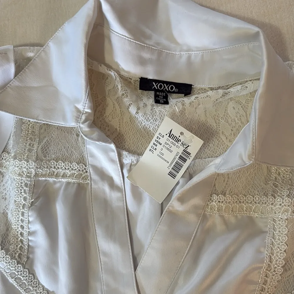 XOXO White Sleeveless Button Down Shirt with Cut Out - Image 6