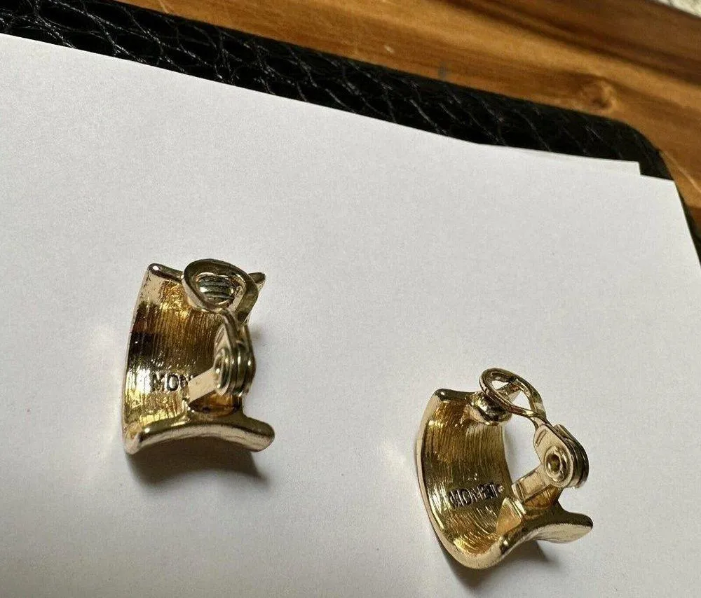 Lot Of 3 Signed Gold Tone / White Clip-on Clip On Earrings 2 Monet 1 Trifari - Image 8