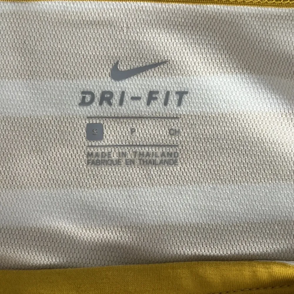 🆕Nike, size Small, Ultra Violet Protection - Image 3