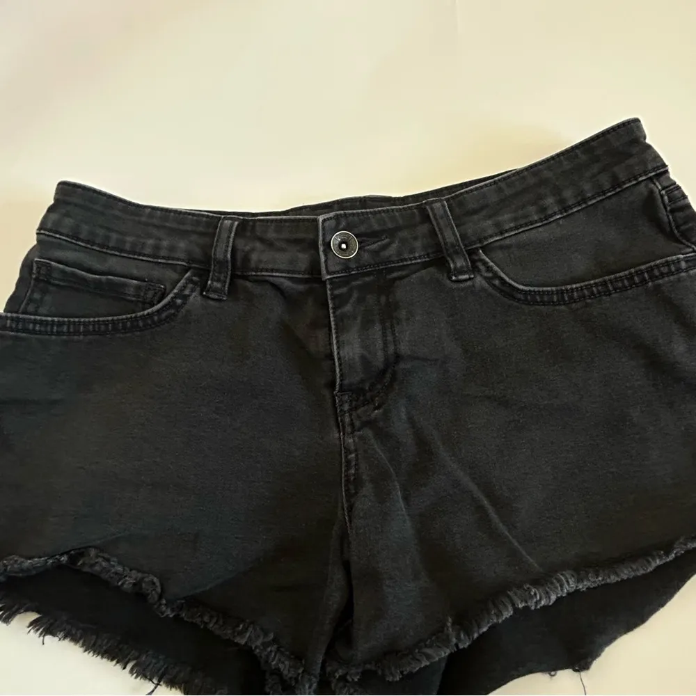 Vans mini destroyed denim shorts sz 7/28 - Image 7