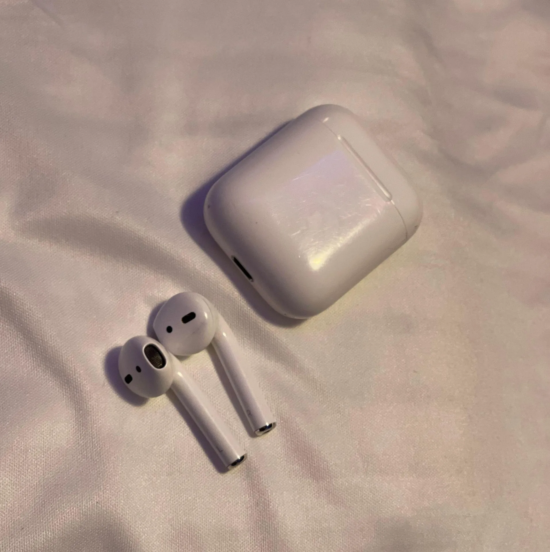 Apple AirPods With Charging Case - Image 9