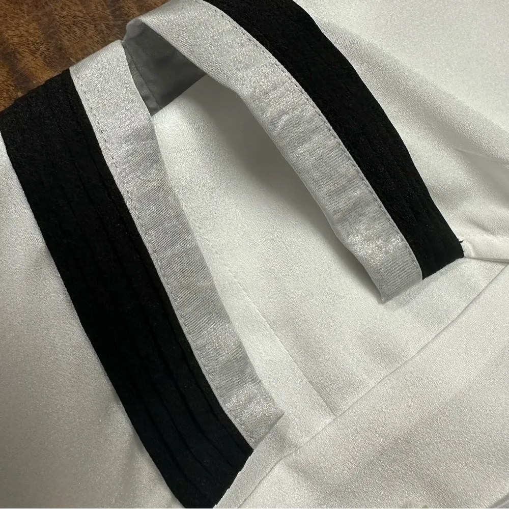 Calvin Klein White Black Silver Sleeveless Split Neck Blouse Womens Small - Image 6