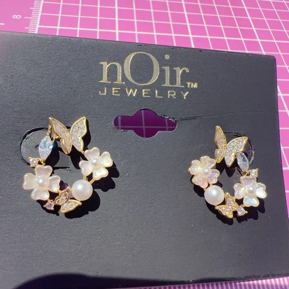 Noir stud circle white flower pearl fine paved butterfly gold tone earrings - Image 5