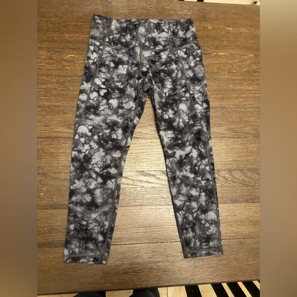 Athletes Black and Gray tie dye Patterned Leggings 7/8 crop size large - Image 2