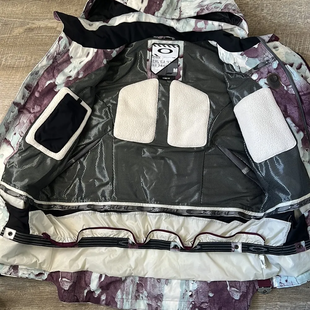 Women’s Oakley Loose Fit Ski Jacket Size Medium - Image 4