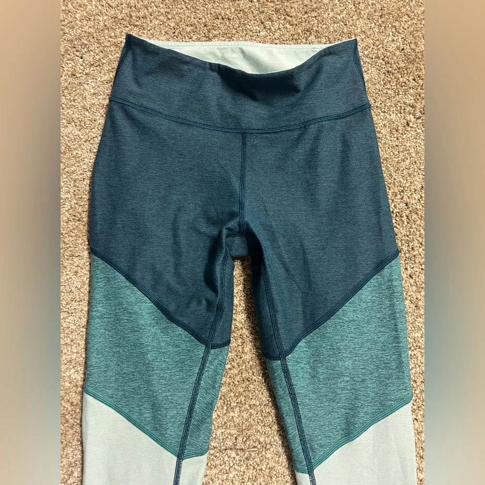 Outdoor Voices 3/4 Two Toned Warmup
Women's Teal and Light Blue Leggings - Image 3