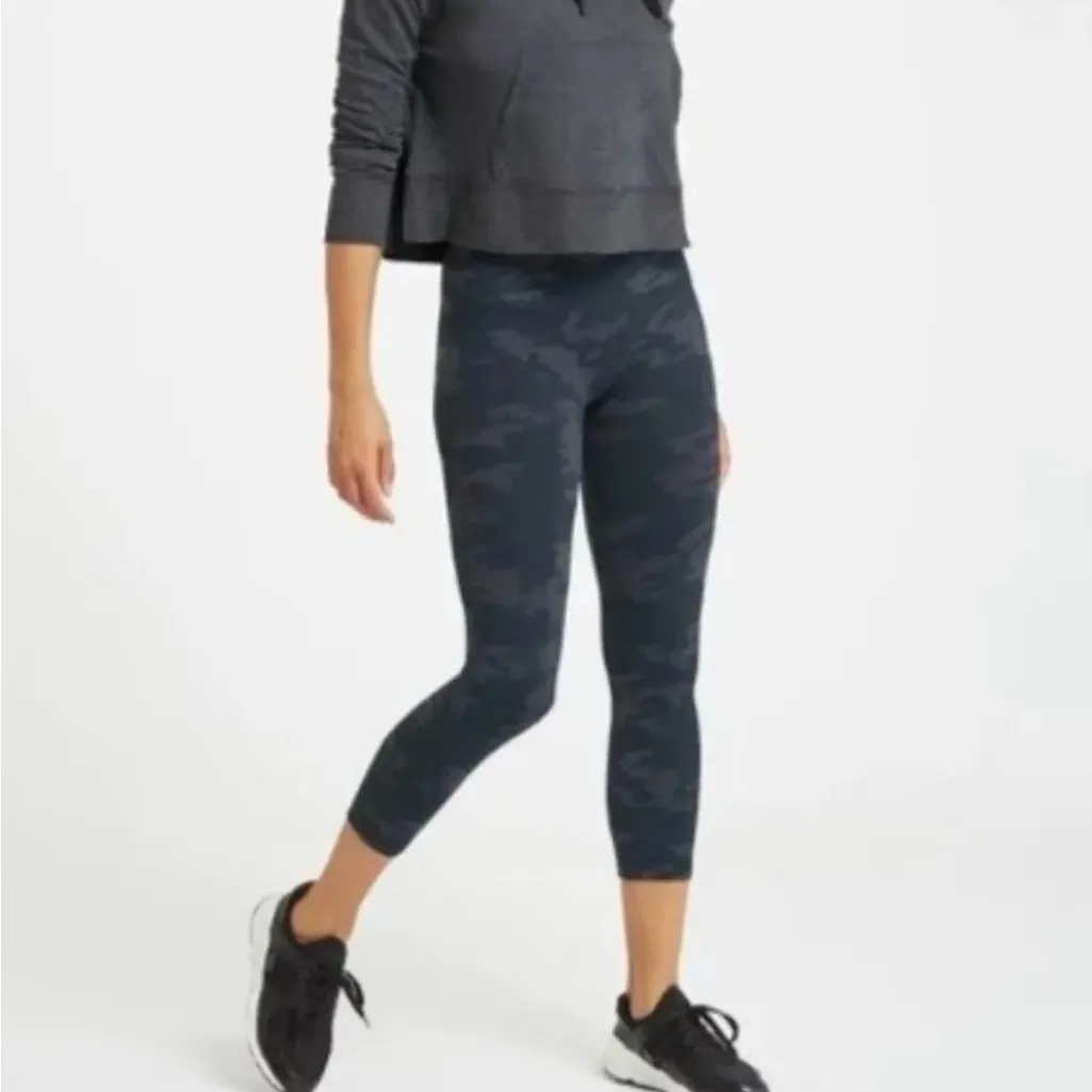Spanx‎ Seamless Women’s Black Camo Cropped Length Leggings
Size M - Image 3