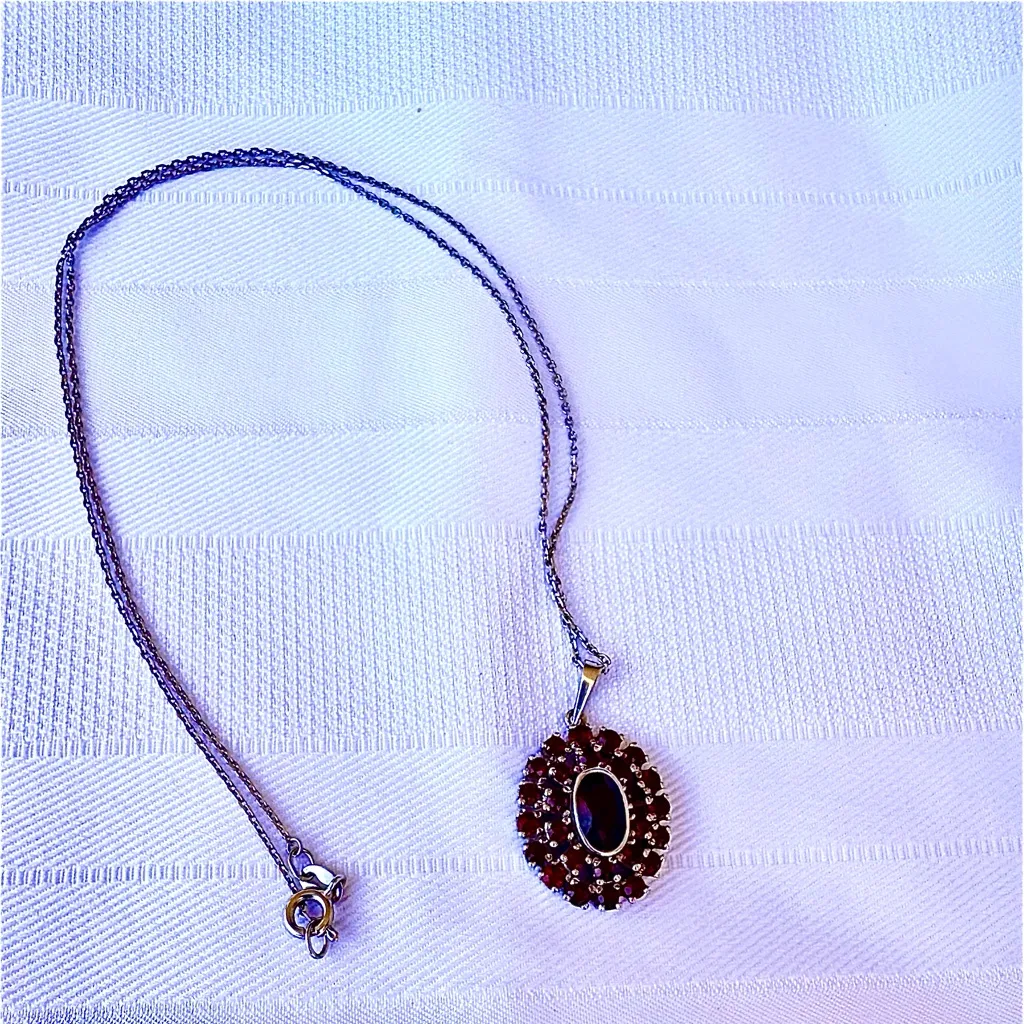 Beautiful Vintage Elegant Silver and Red Gemstone Necklace. - Image 2