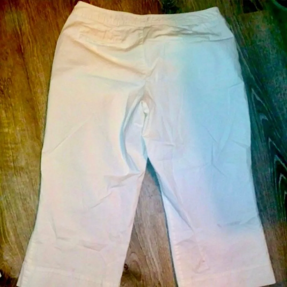 Mossimo stretch white capri pants Size 8 - Image 3