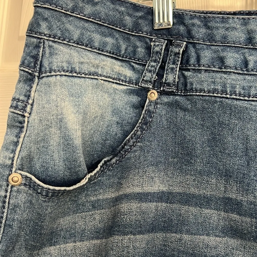 Ashley Stewart Medium Wash 3 Button Jean Shorts Size 20 - Image 3