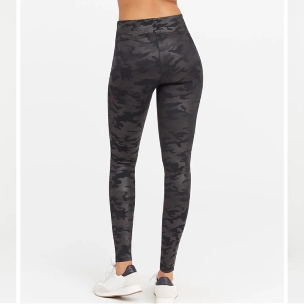 SPANX Faux Leather Shiny Camo Leggings Size Small Black Grey Shaping Pants - Image 6