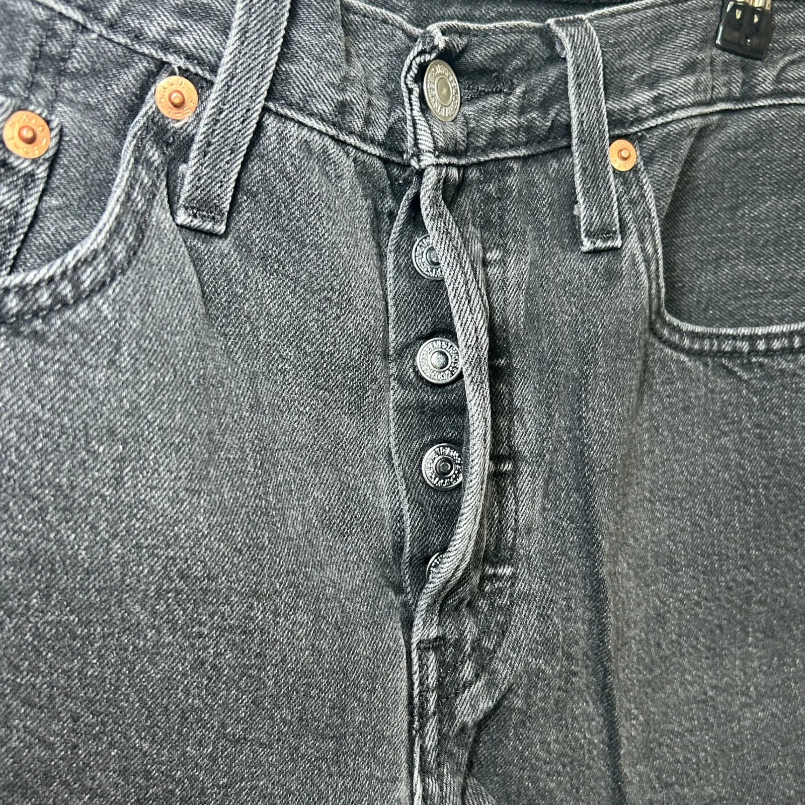 Levi's 501 Black Denim Shorts Women's Size 27 Frayed Hem Button Fly‎ 56327-0112 - Image 2