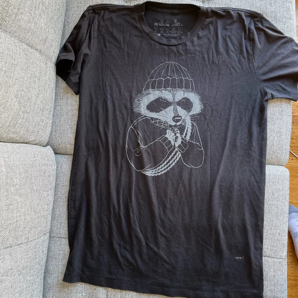 Vintage black T shirt with urban raccoon image Size L - Image 5