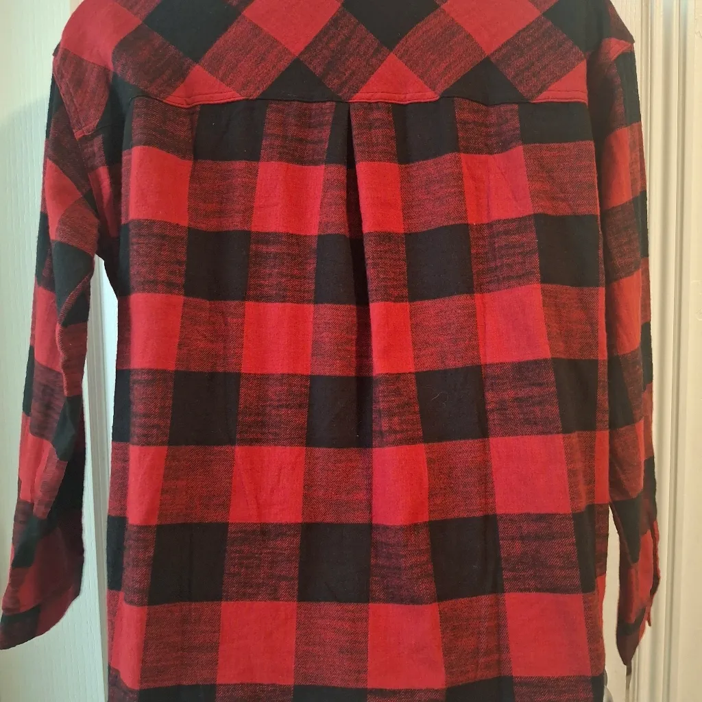 Maurices NWOT XL Red and Black Plaid Button-Up Shirt - Image 12