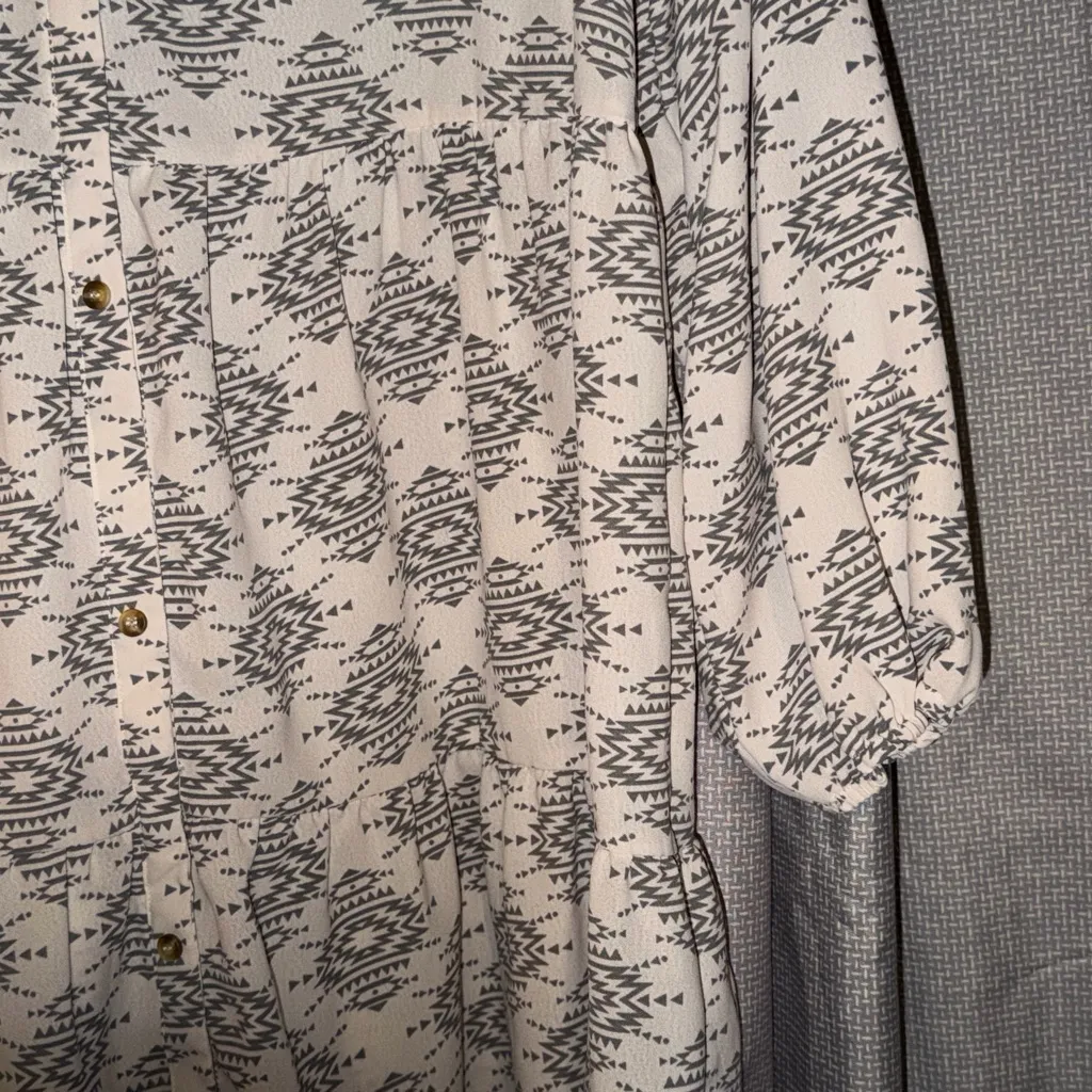 Simply Southern  White with Gray Geometric Tunic Blouse size Medium - Image 5