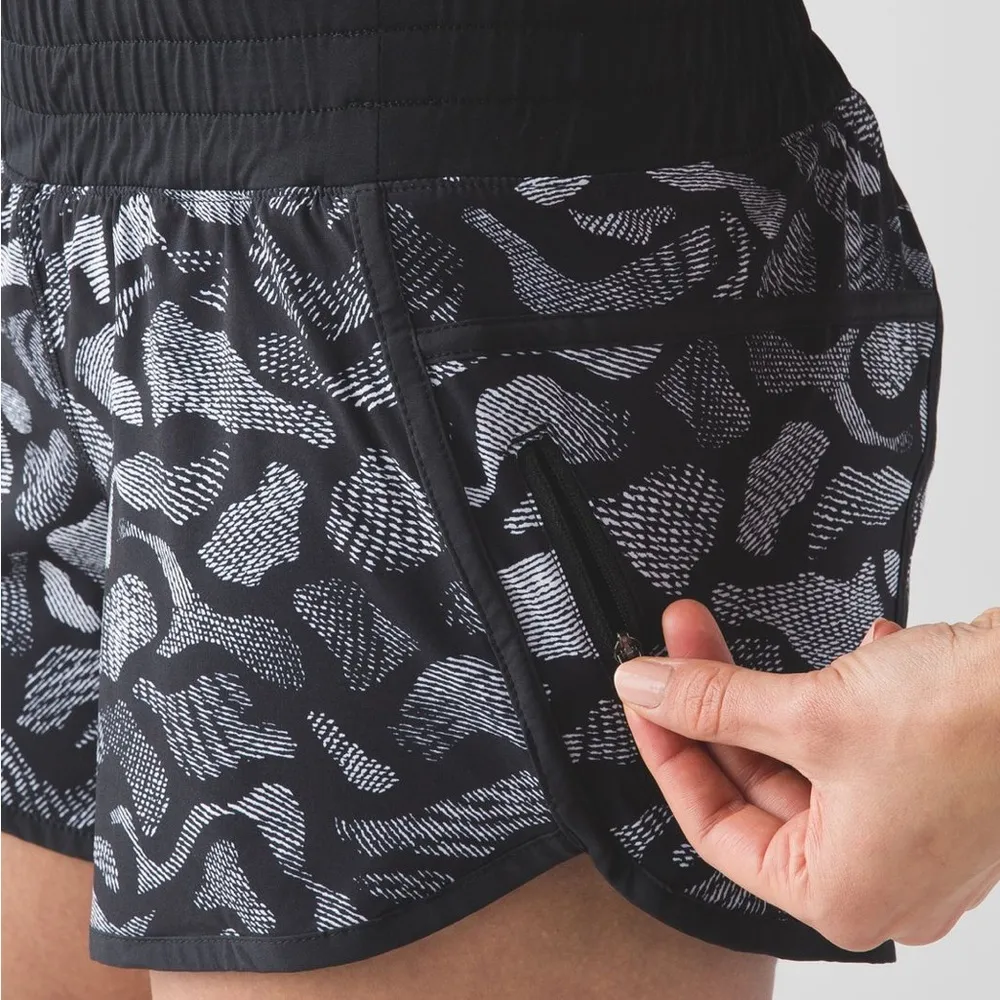 Lululemon Tracker Short IV Mini Warp White Black / Black Abstract Pattern 6 - Image 3