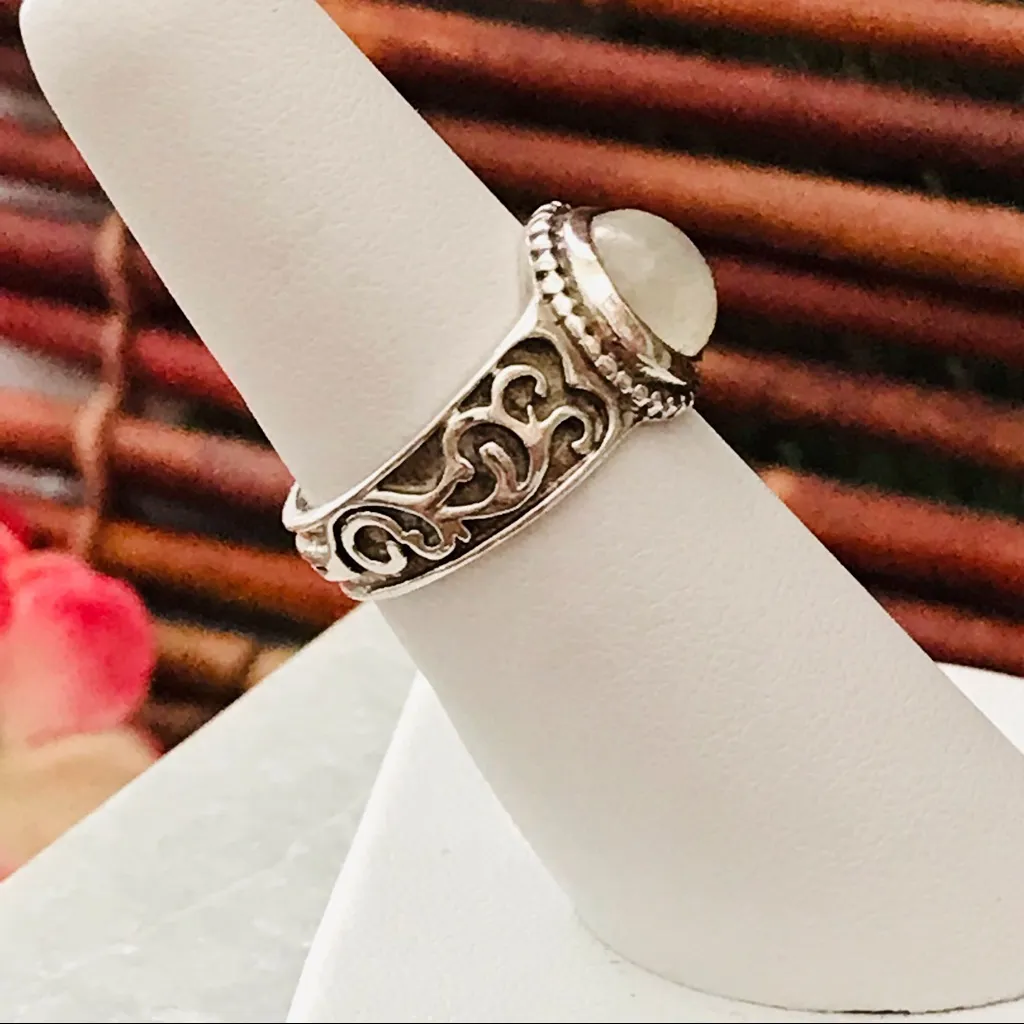 Silpada Sterling Silver & Moonstone Ring Size 6 - Image 4