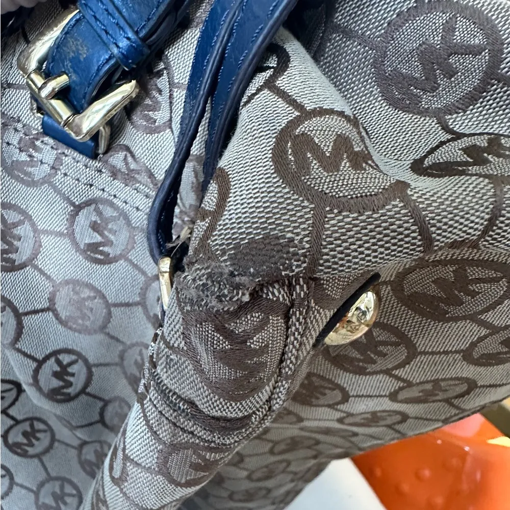 MICHAEL Michael Kors Navy Beige Signature Canvas and Leather Gansevoort Tote - Image 10