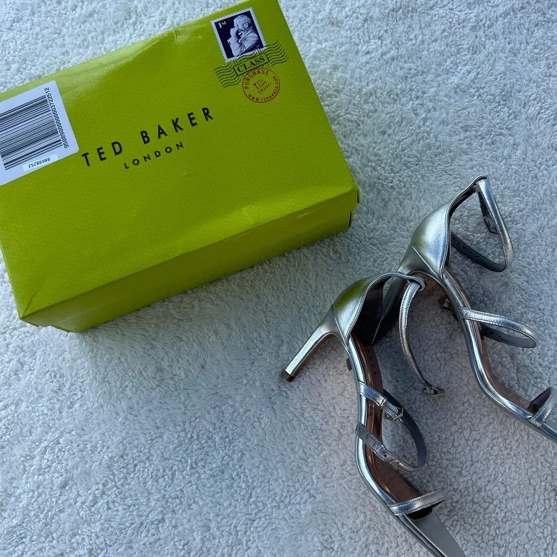 NWB Ted Baker London Metallic Triple Strap Sandals Size 8 - Image 2