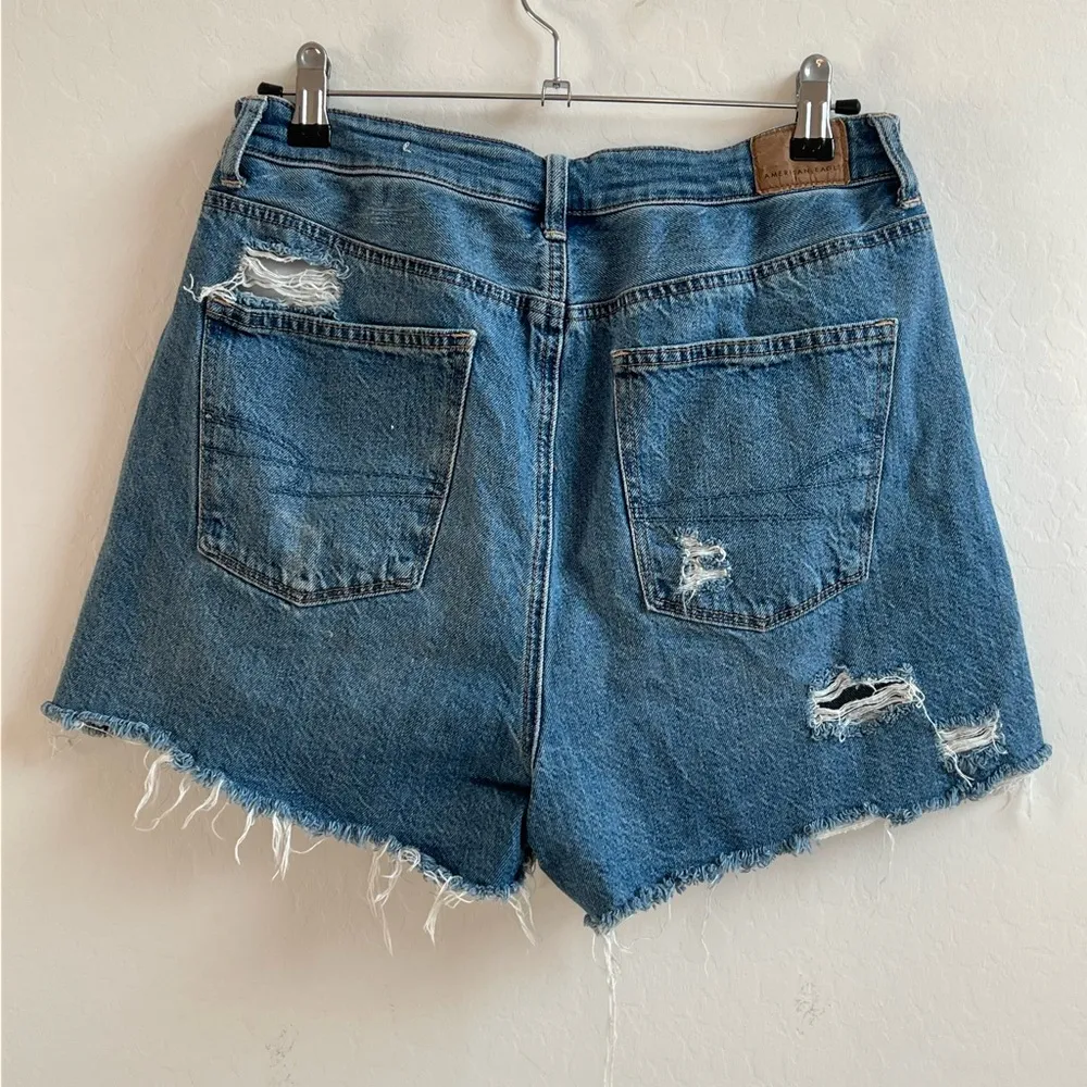 American Eagle Highest Rise Distressed Mom Short Size 10 In Light Wash - Image 8
