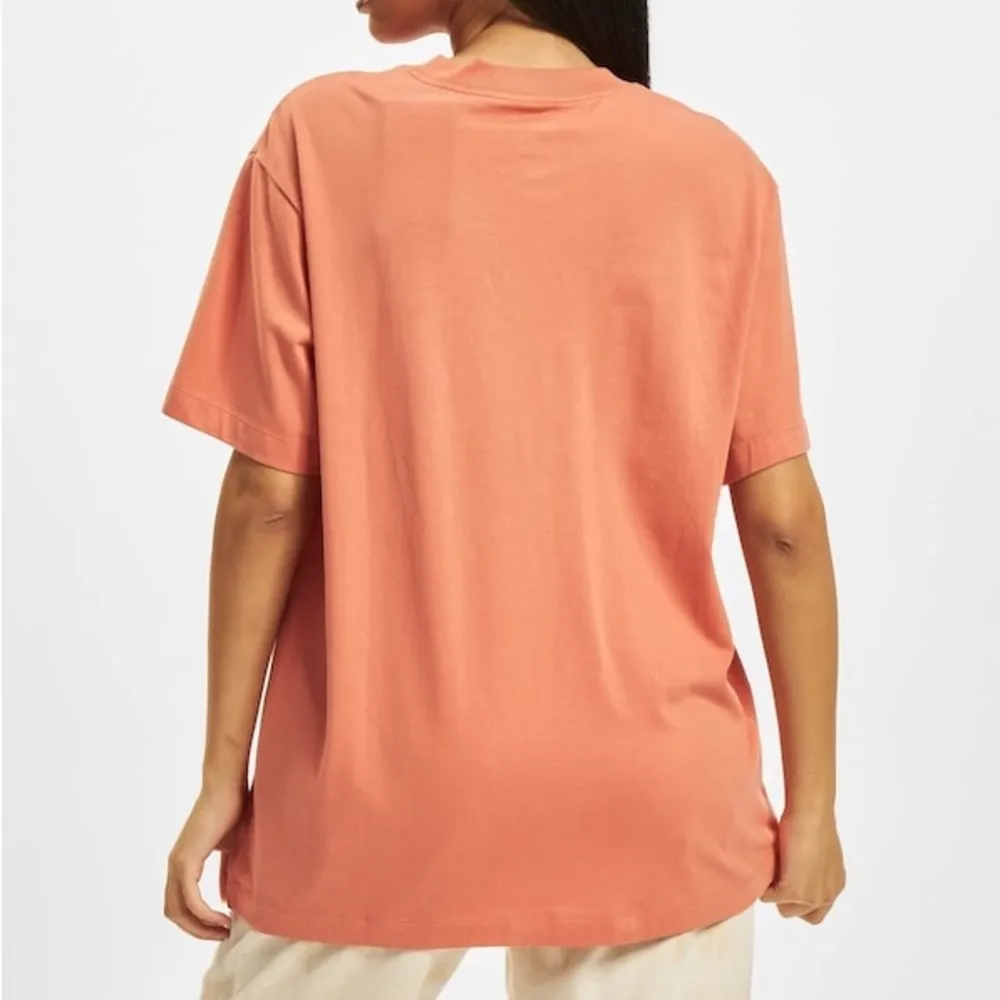 Nike Women's Sportswear Essential Boyfriend Tee - Image 2