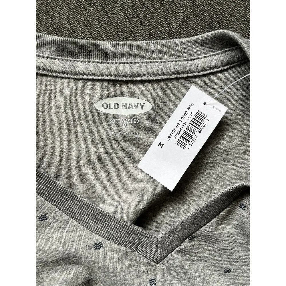 NWT Old Navy Gray Printed Soft Washed V Neck Short Sleeve T-Shirt Sz Medium - Image 4