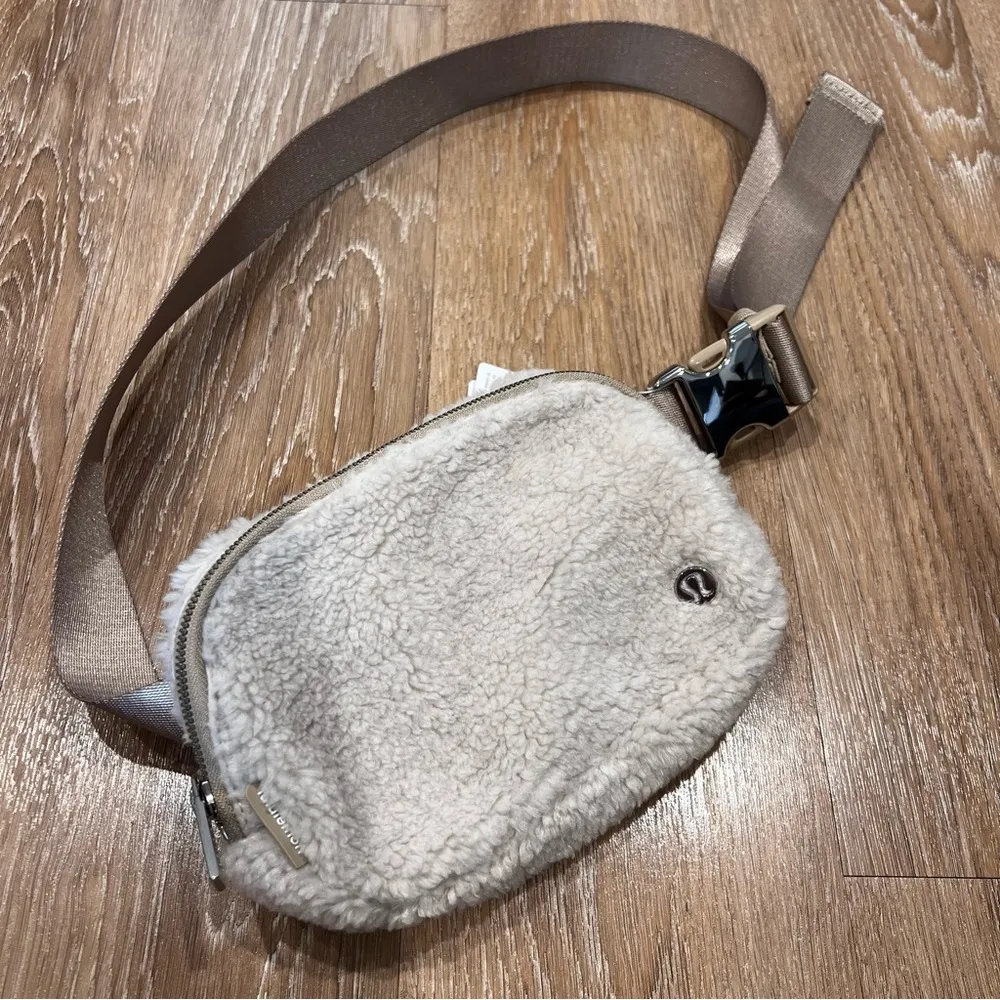 NEW Lululemon Everywhere Belt Bag Fleece - Image 3
