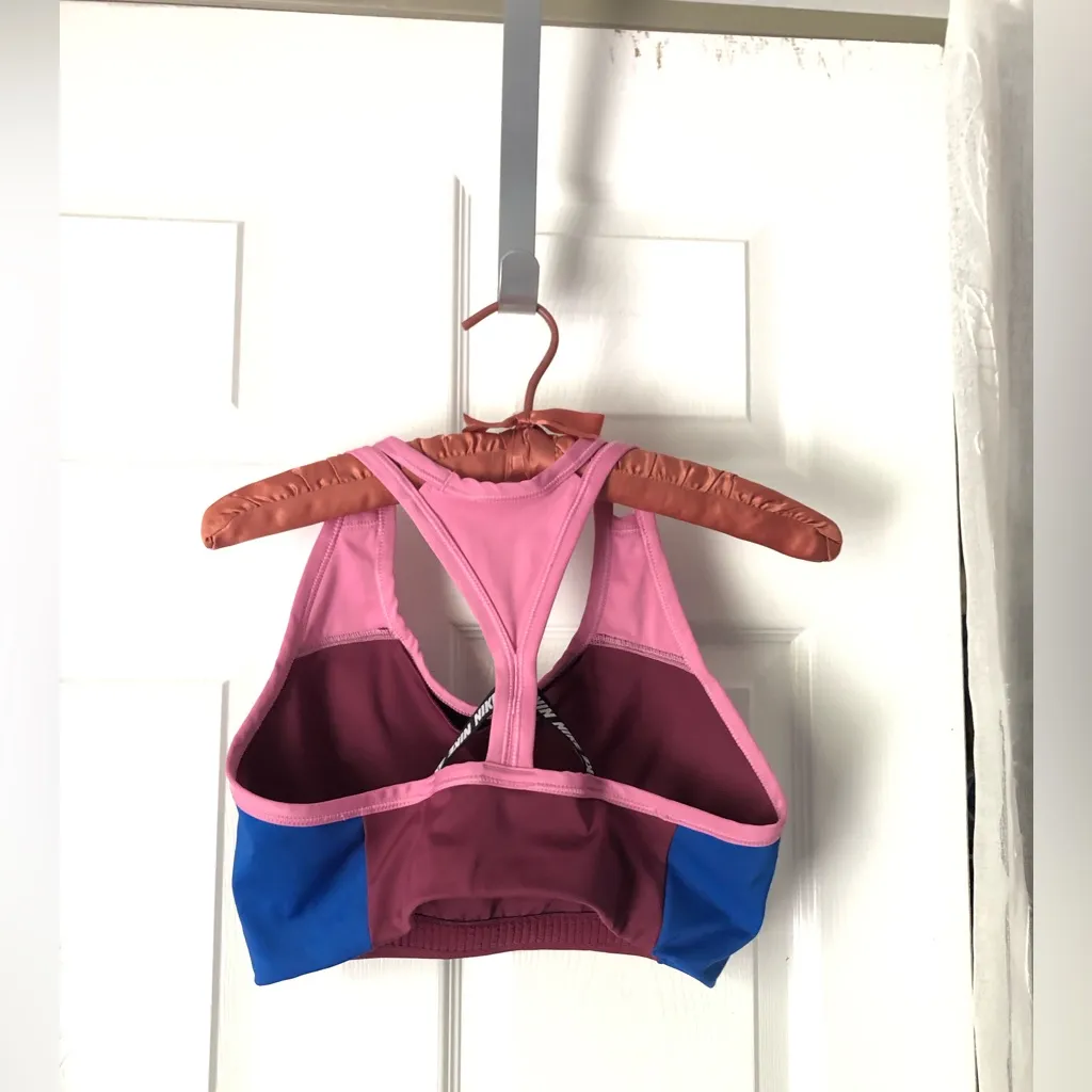 Nike swoosh logo colorblock Woman’s sports bra tank top dri-fit size L no pads - Image 5