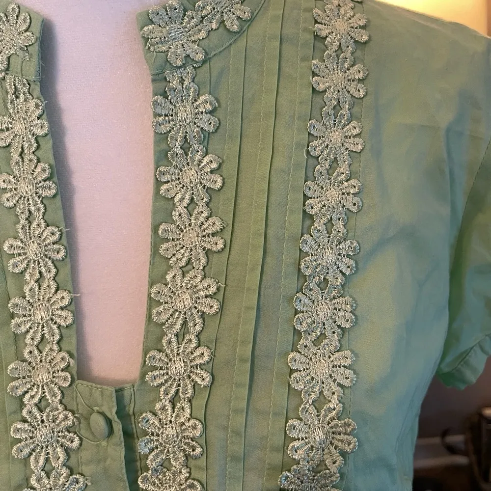 Caribbean Joe cotton button down top with cap sleeves, pin tucks & lace trim. - Image 3