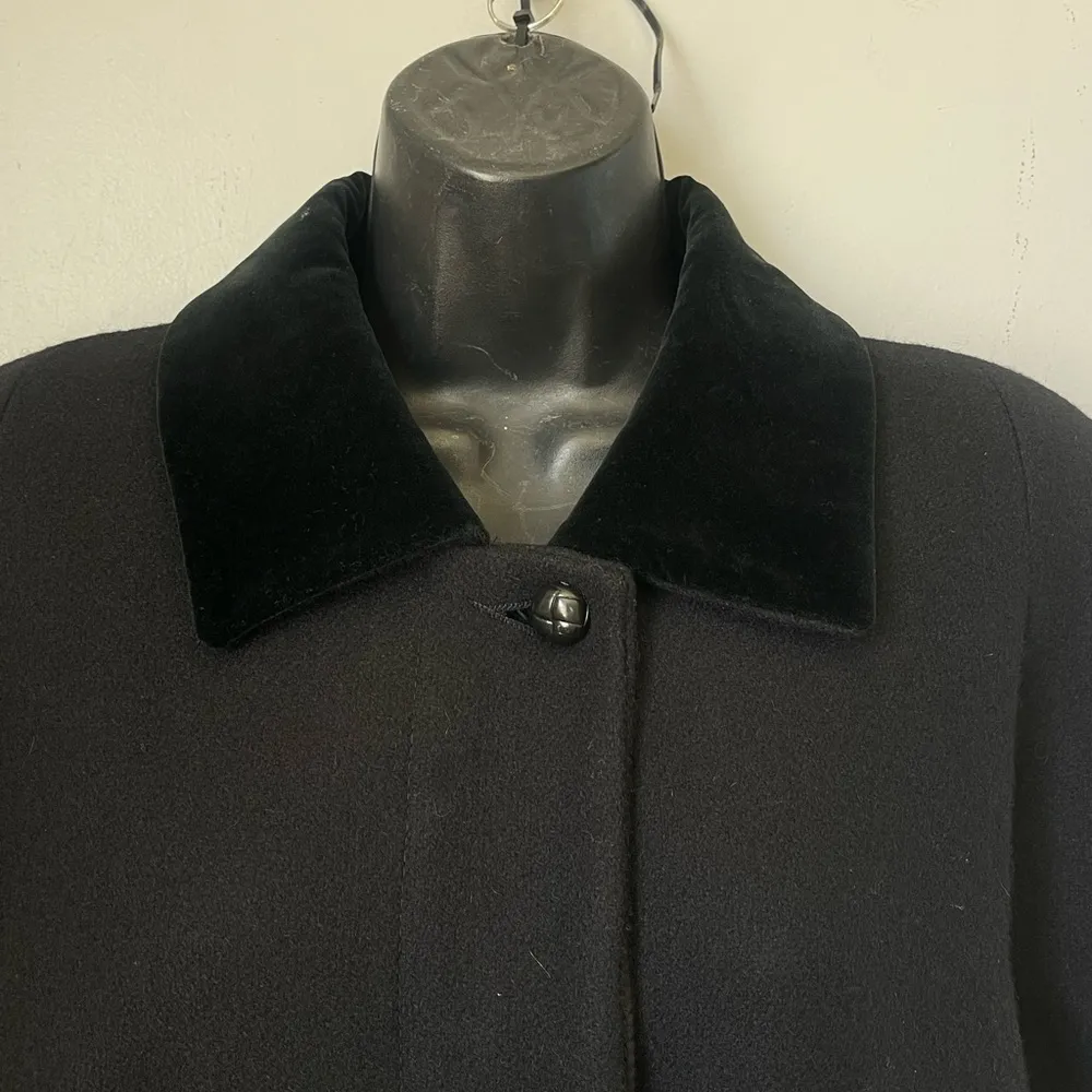 vintage Sophisticated Black Trench Coat with Timeless Design 42” length Size L - Image 4