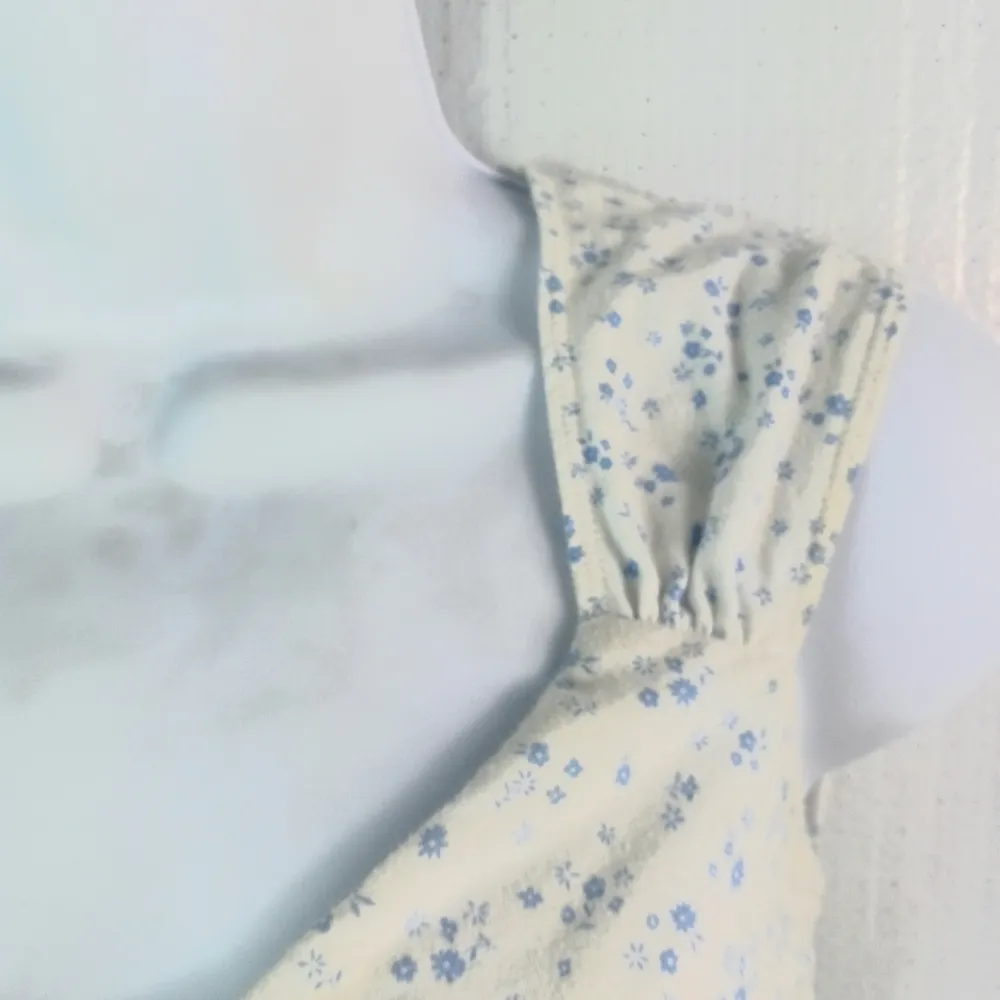 Hollister XS Floral Sleeveless Ruched Front Crop Top In Baby Blue on White - Image 7