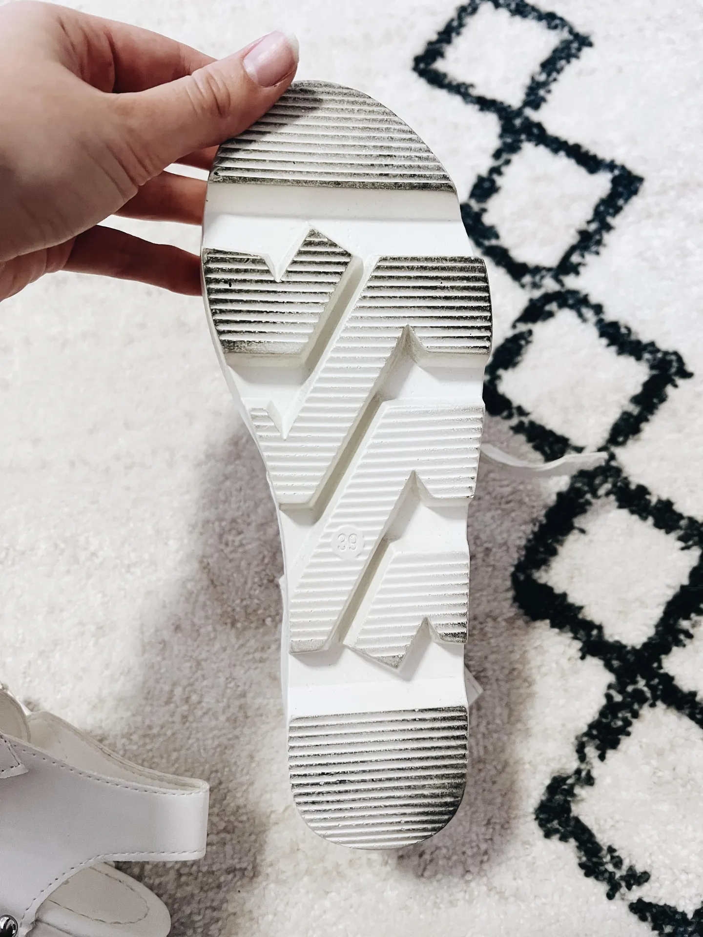 white platform sandals Size 8 - Image 3