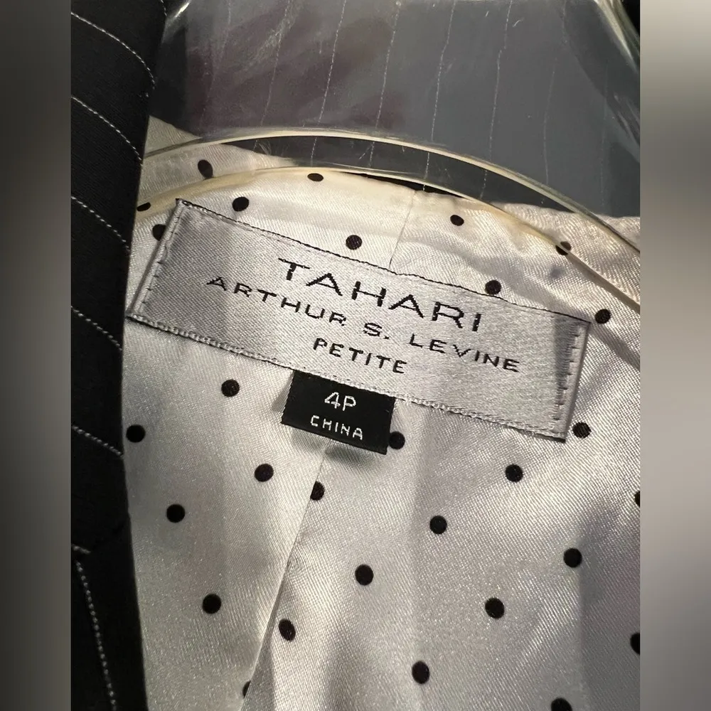 Tahari Arthur P Levine Women’s business 2pc suit black with white stripe size 4P - Image 4